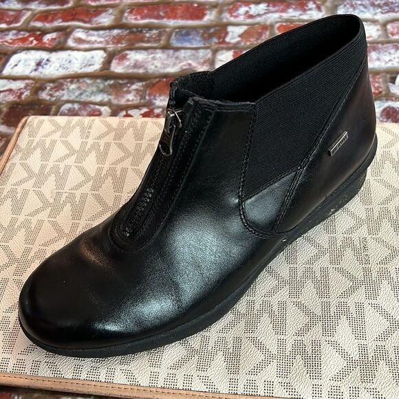Aravon black, leather ankle boots with front zipper - Picture 2 of 11